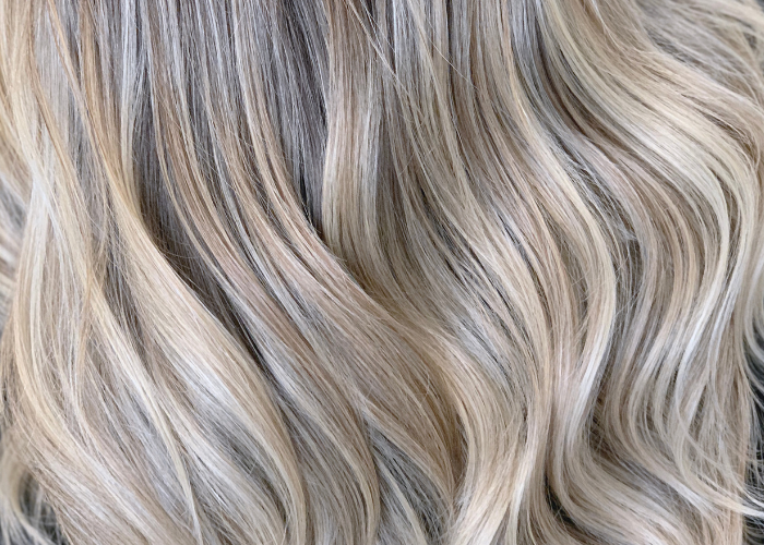 blond włosy