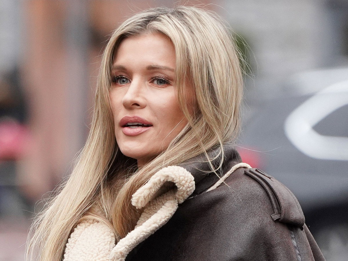Naturalna Joanna Krupa w najmodniejszym płaszczu sezonu. Nowe ZDJĘCIA PAPARAZZI