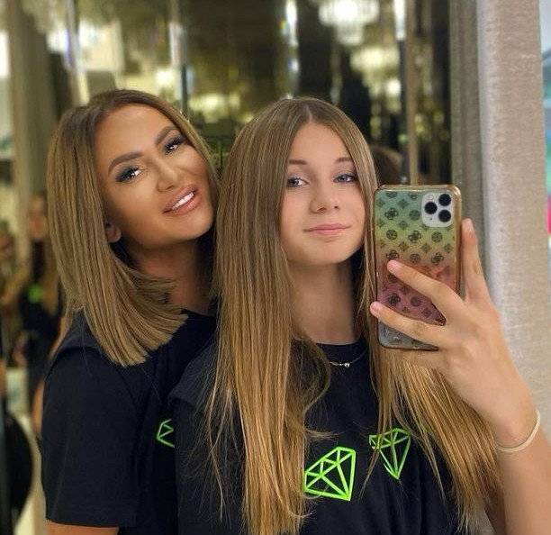Córka Izy Macudzińskiej z "Królowych życia" w najmodniejszym dodatku jesieni. Kupiła go... na straganie