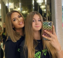 Córka Izy Macudzińskiej z "Królowych życia" w najmodniejszym dodatku jesieni. Kupiła go... na straganie
