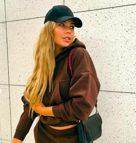 Sandra Kubicka w brązowym dresie na jesień 2021