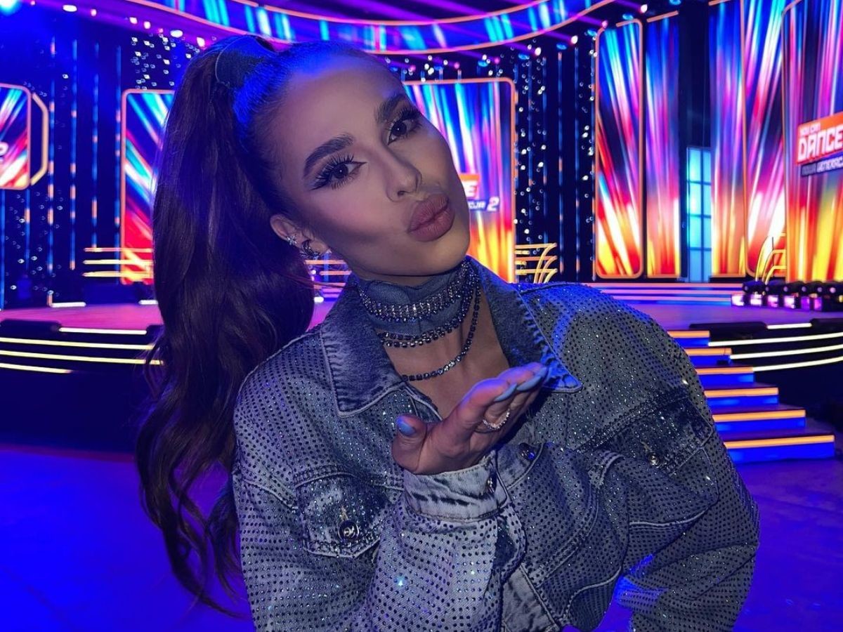 Blanka w modnych paznokciach na wiosnę w stylu Hailey Bieber
