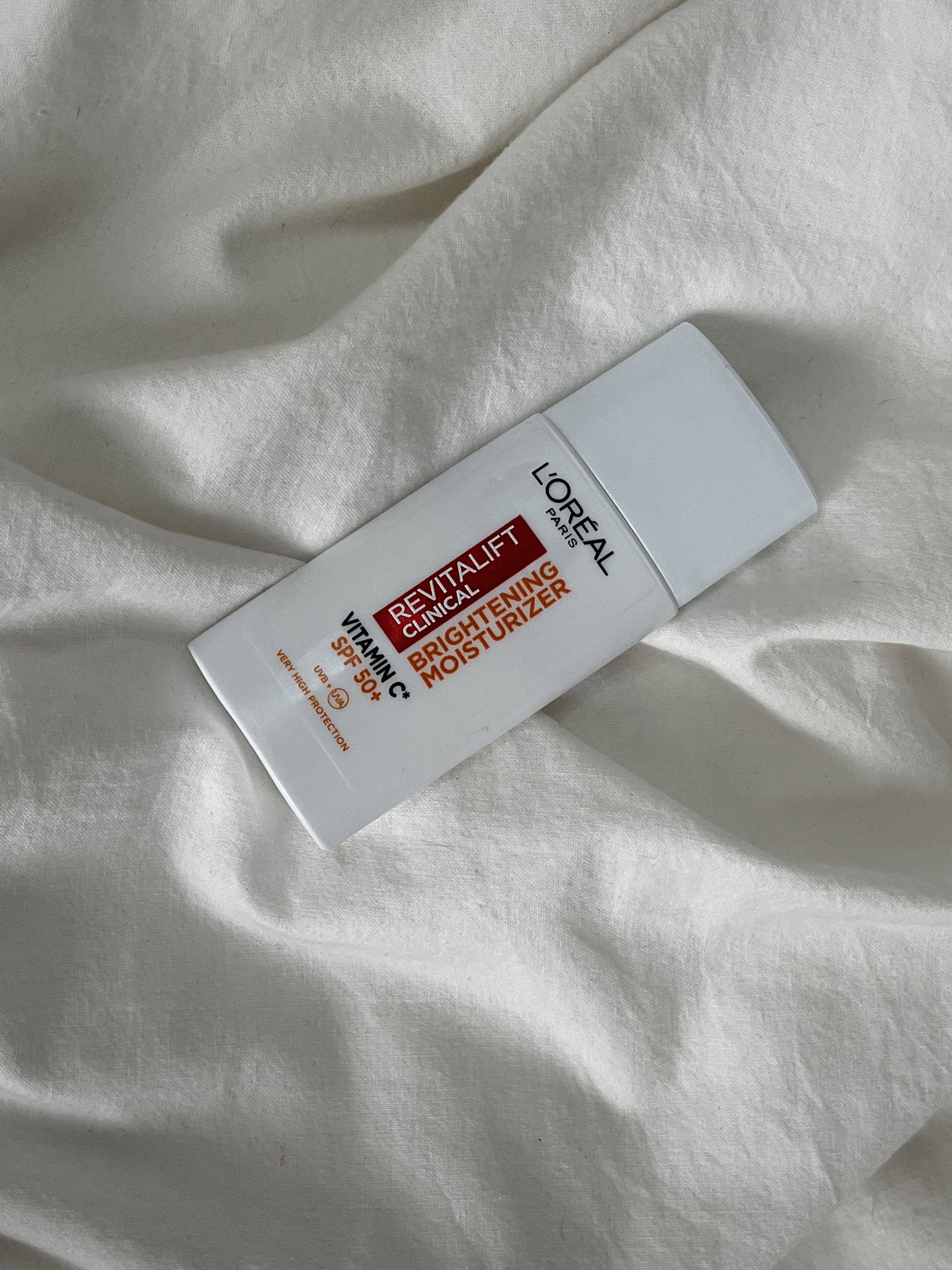 rozświetlający krem z SPF 50 i witaminą C