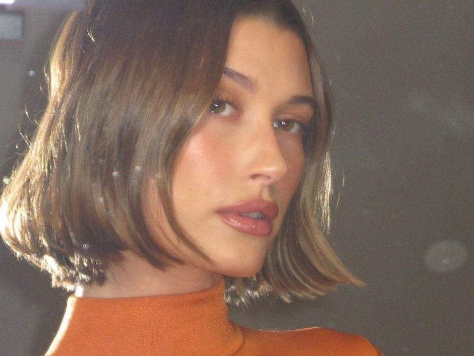 Highlighter nails Hailey Bieber to manicure na wiosnę