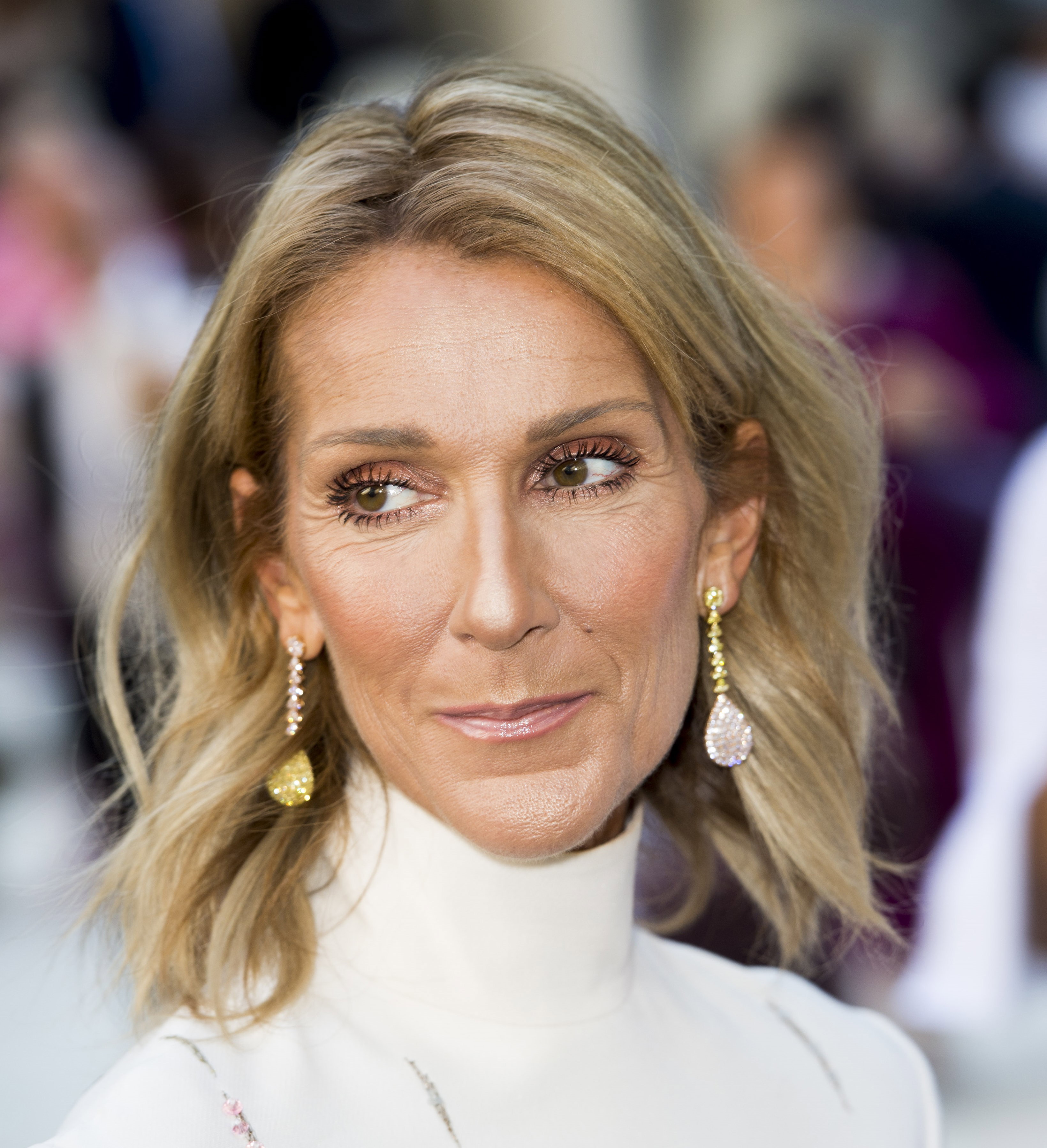 Celine Dion ma bardzo krótkie włosy. Postawiła na pixie cut