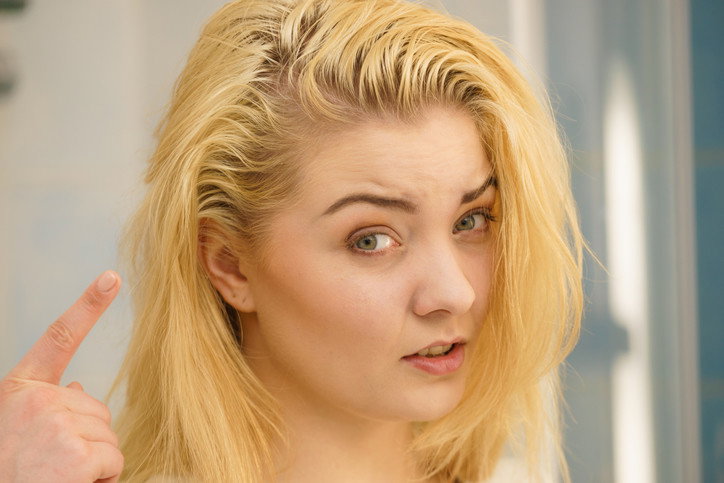żółty blond przed użyciem tonera do włosów