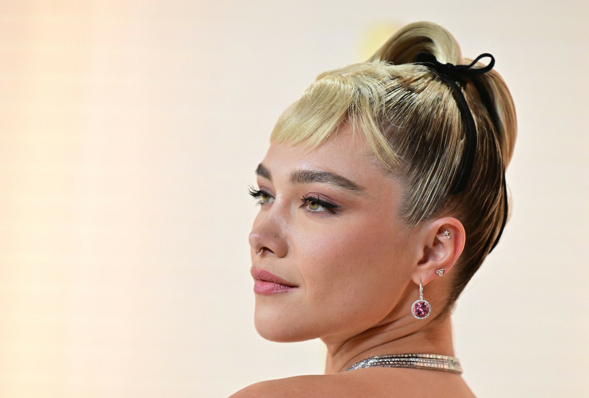 Florence Pugh w modnej grzywce-bez grzywki fake bangs