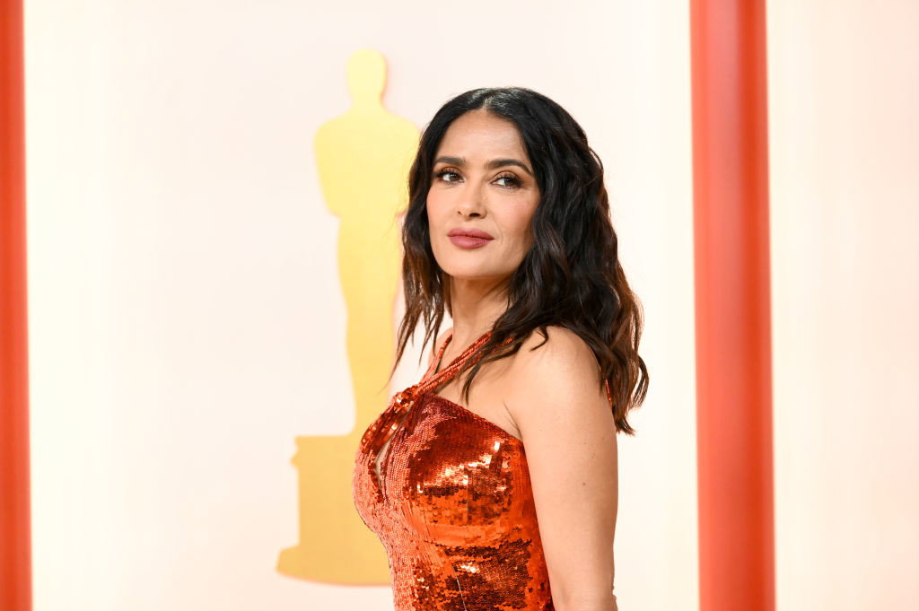 Salma Hayek w  lekkim podkładzie, który poleca makijażysta gwiazd