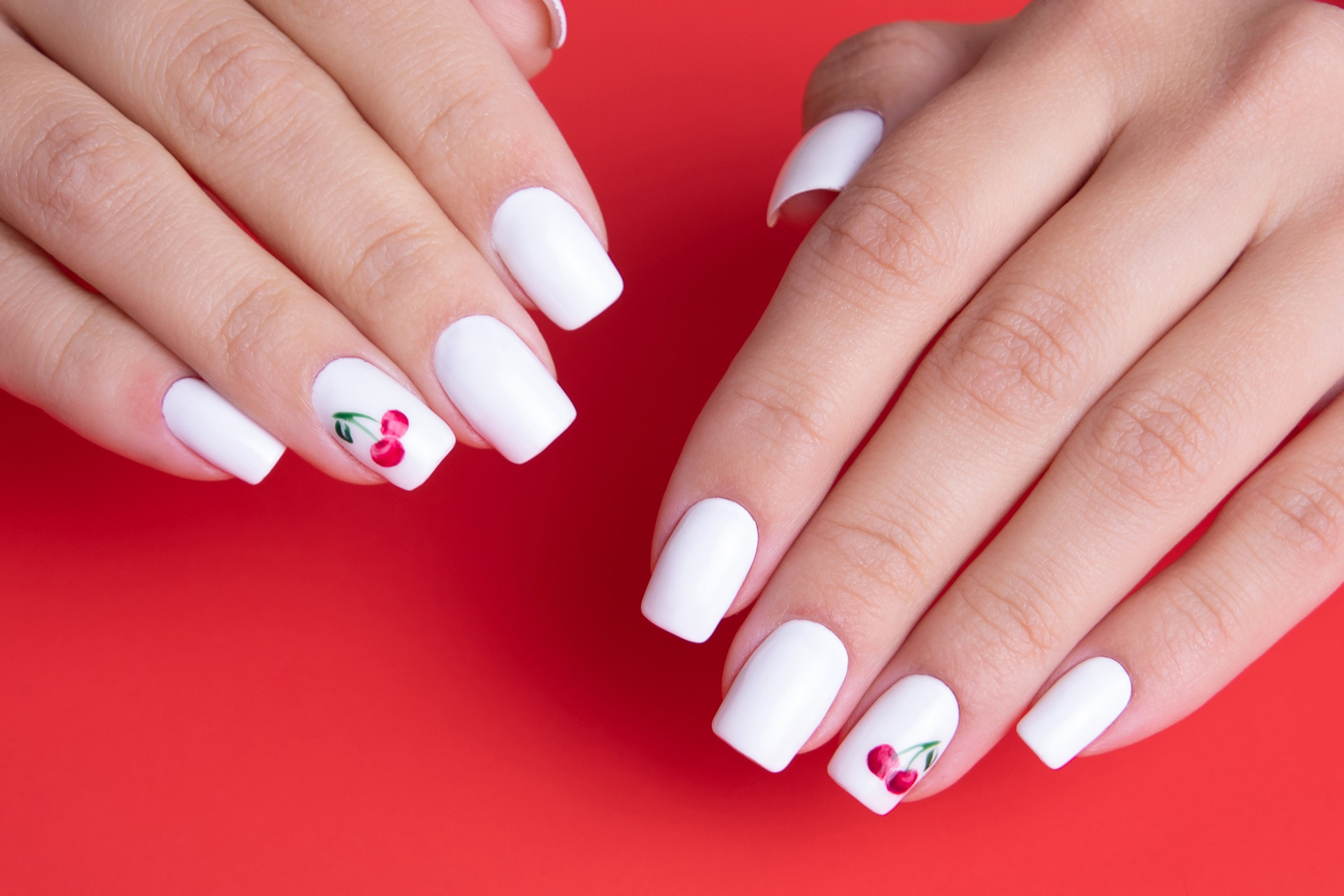 cherry nails najmodniejszy wzór manicure na wiosnę 2023