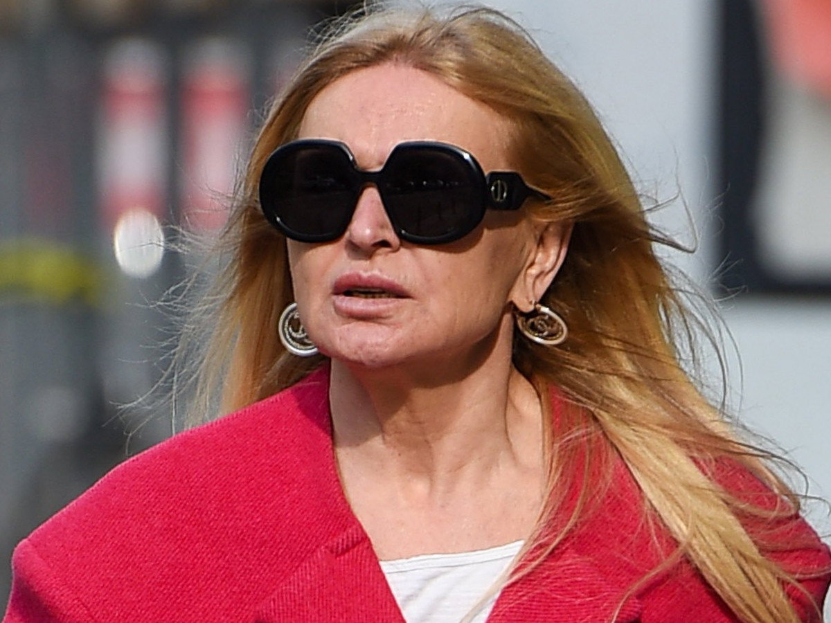 Naturalna Monika Olejnik z torbą Diora za 14 tysięcy i w ultra drogich trampkach. Nowe ZDJĘCIA PAPARAZZI