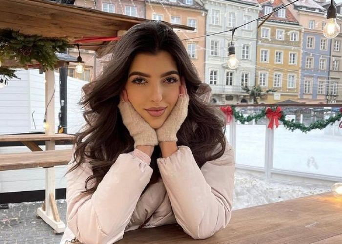 Luiza Benzouaoua z Hoteleu Paradise w modnych śniegowcach