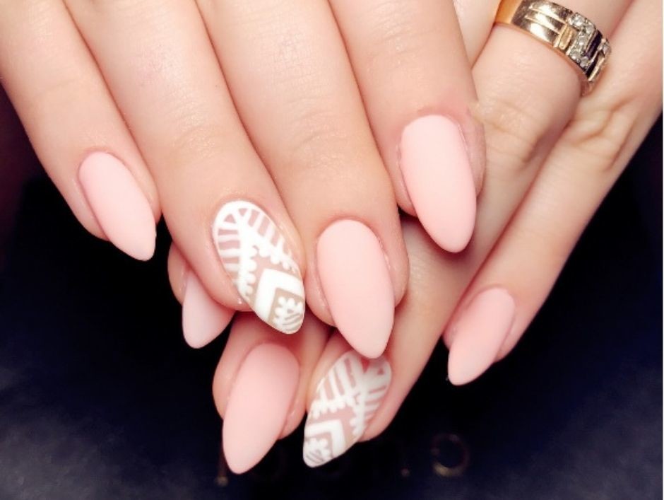 krotkie-paznokcie-bezowe-elegancki-manicure-11-trendow-na-2022