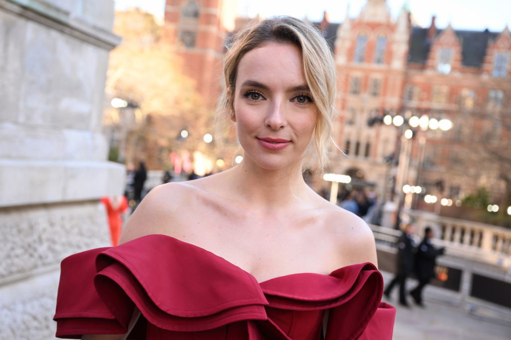 modne upięcie na wiosnę 2023 90s London girl hair Jodie Comer