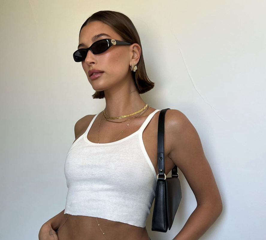 Hailey Bieber nosi modne paznokcie na 2023 rok