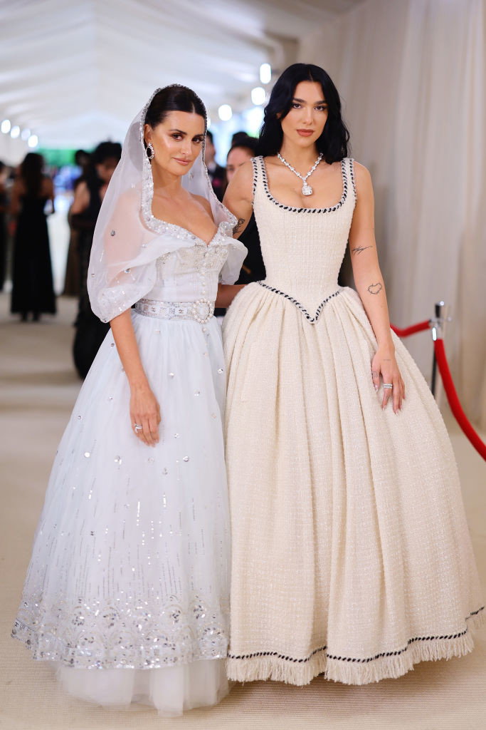 Penelope Cruz i Dua Lipa na Met Gala 2023 w sukniach ślubnych