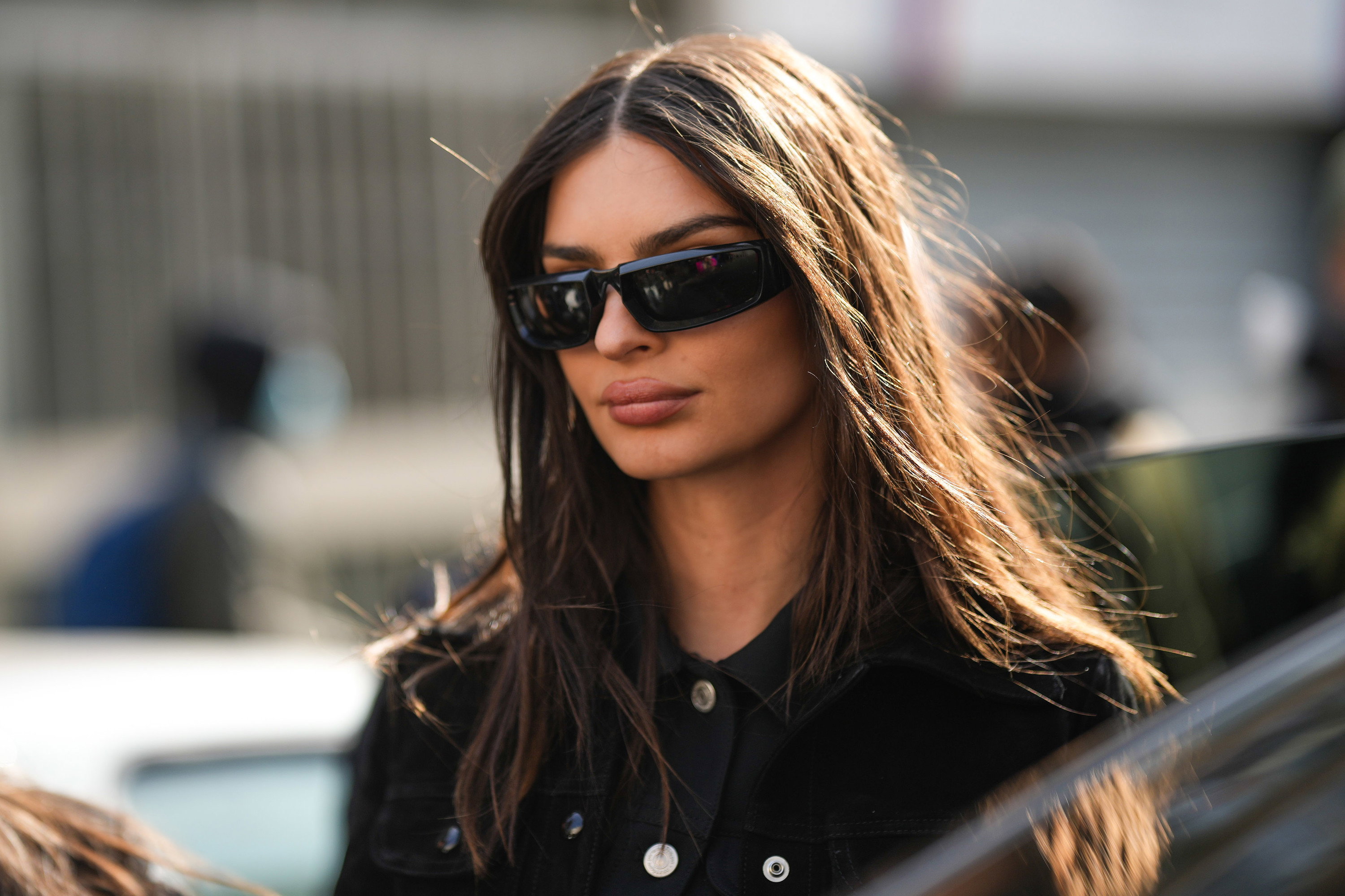 modne jeansy baggy na lato 2023 w stylu Emily Ratajkowski