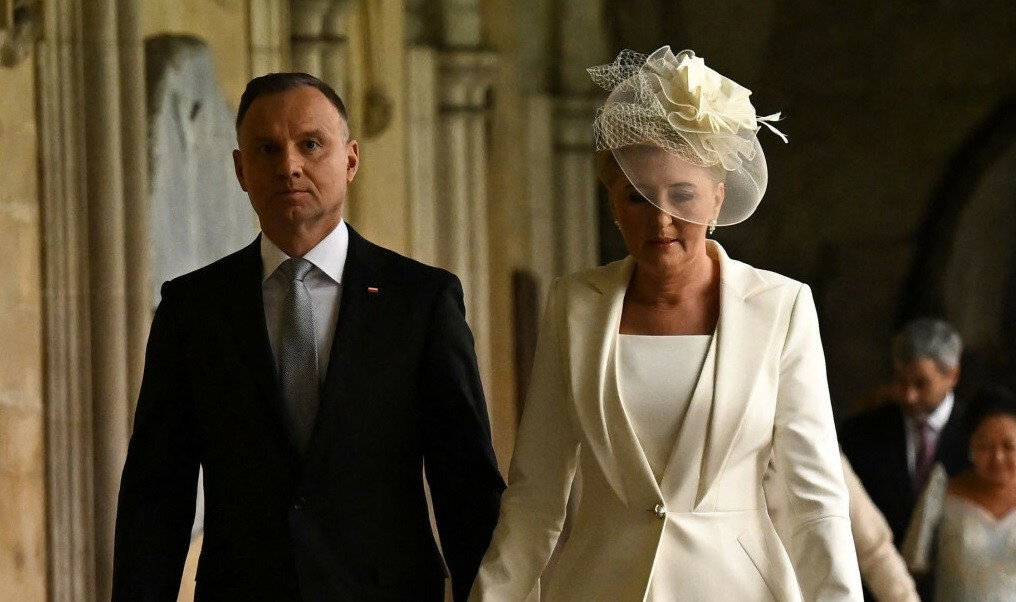 polska para prezydencka na koronacji Karola III stylizacja Agaty Dudy