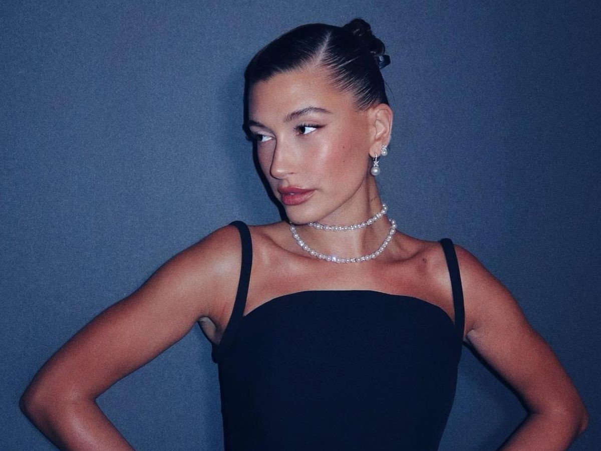 Modne paznokcie Hailey Bieber w stylu Tiffany Blue