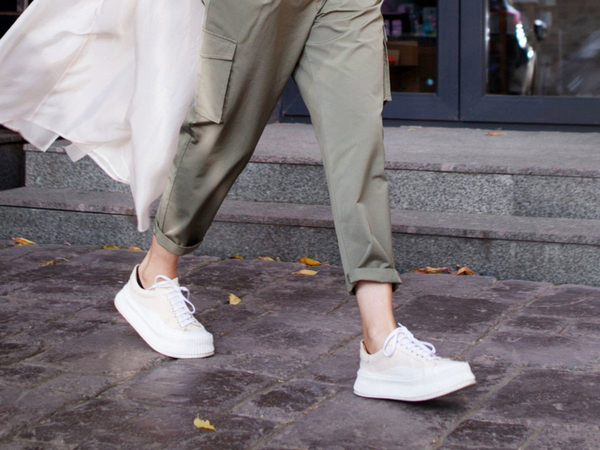 Białe sneakersy