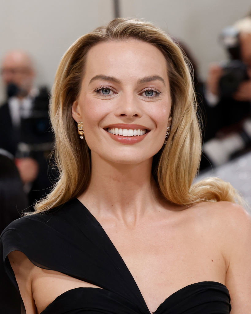 Margot Robbie - najmodniejsze spodnie na lato 2023
