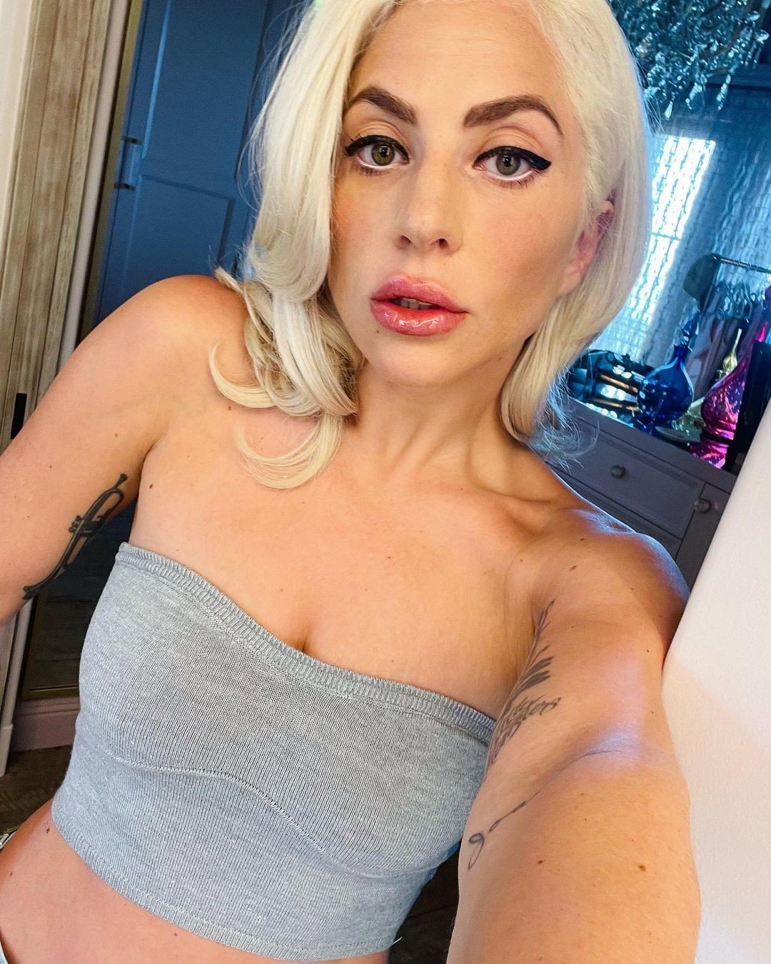 Lady Gaga - modne paznokcie na lato 2023 "Dusty Rose Manicure"