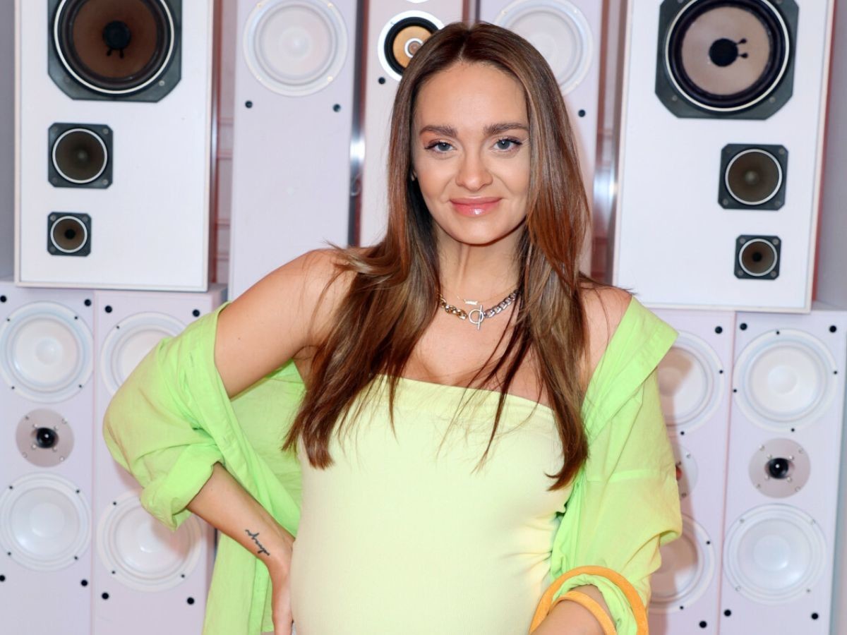 Sylwia Nowak eksponuje ciążowy brzuszek w dopasowanym topie na evencie