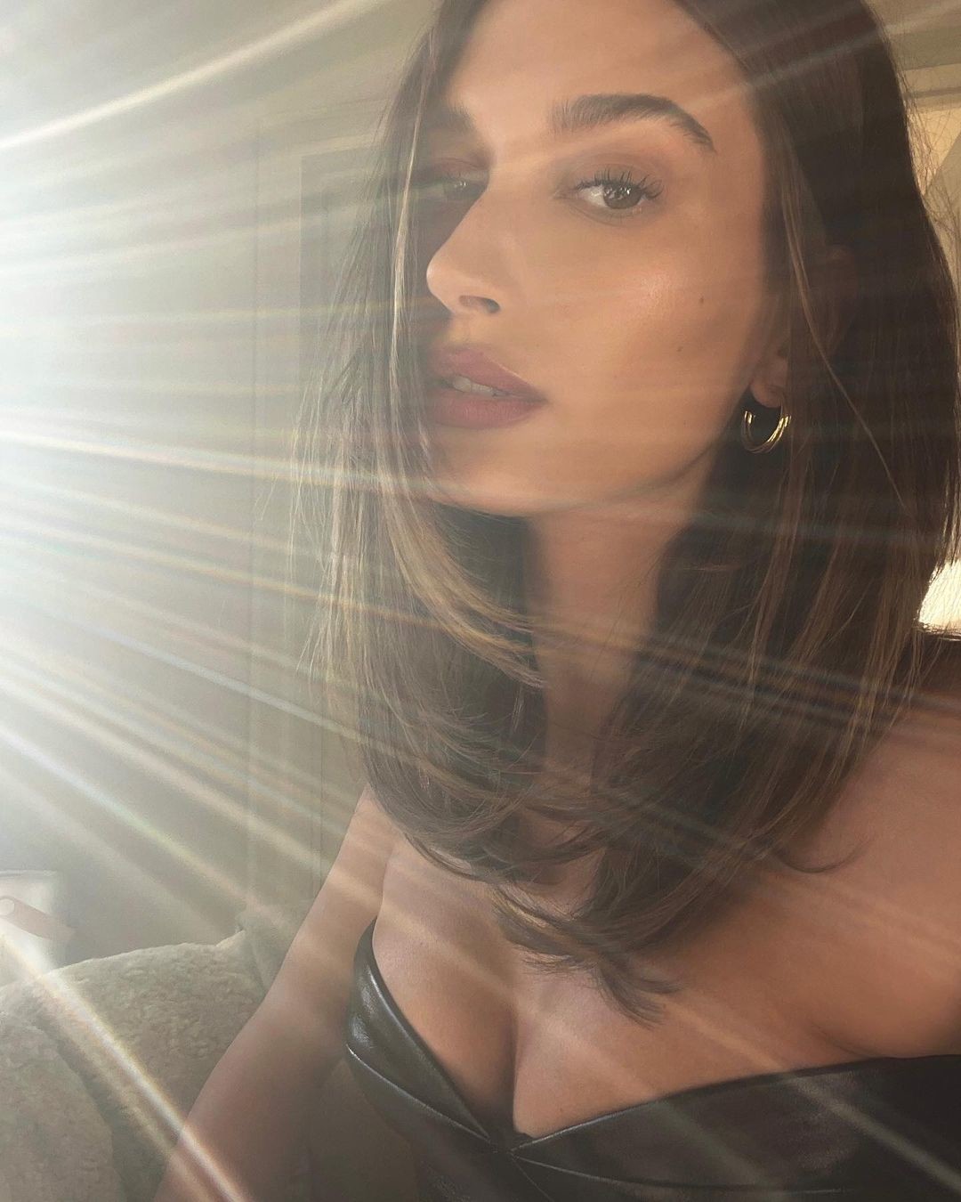 Hailey Bieber w modnej koloryzacji 2022 "hair frosting"