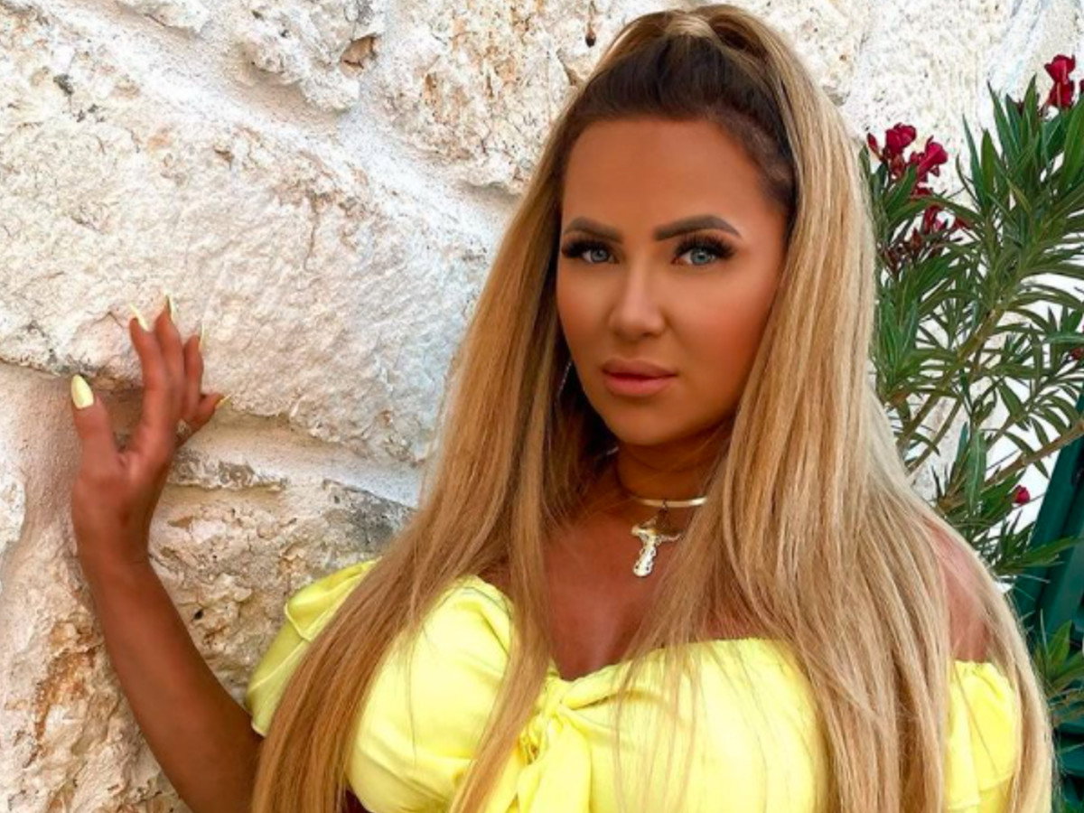 "Królowe życia": Izabela Macudzińska znów szokuje. Jej przezroczysta spódnica rozpaliła fanów