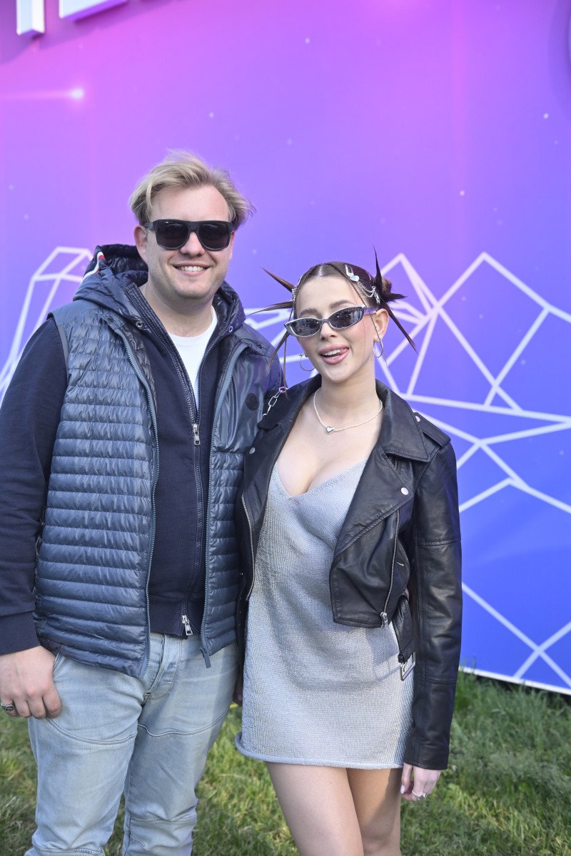 Roxie Węgiel z chłopakiem na festiwalu