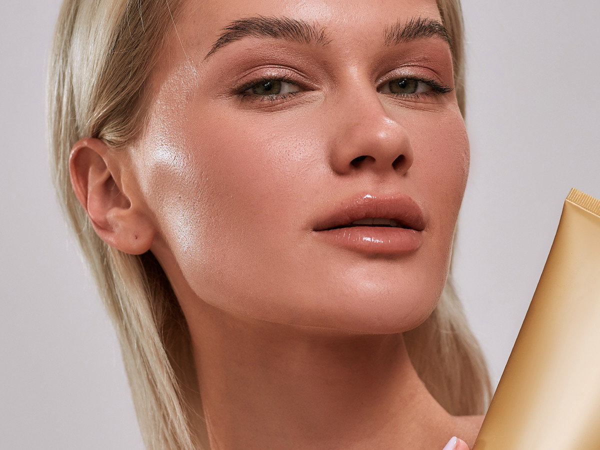 To polskie cudeńko z maceratem z kwiatu pomarańczy daje "chocolate glow effect" na twarzy. Składnik „MelanoBronze” opala lepiej niż słońce