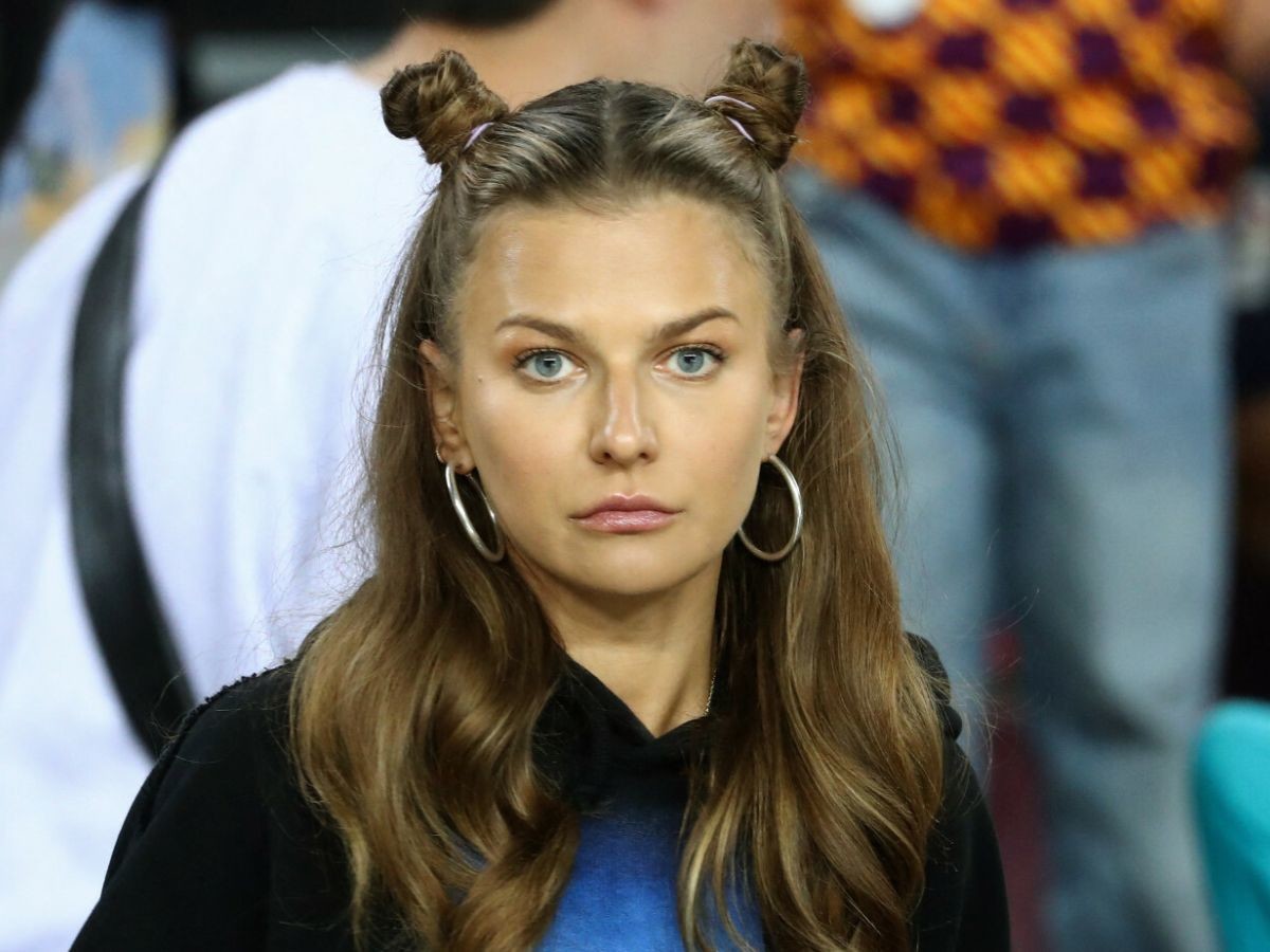 Anna Lewandowska zamyślona