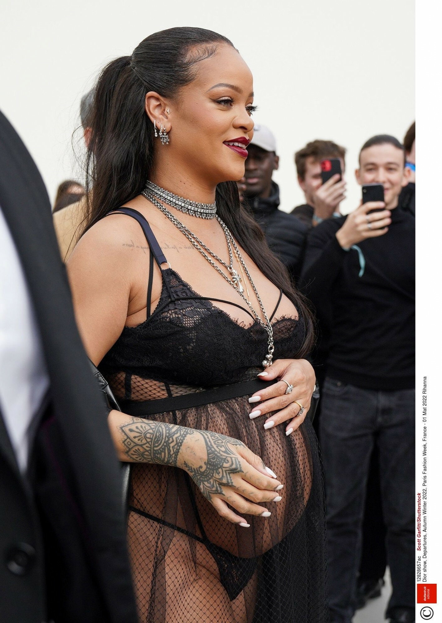 Rihanna w kusej halce na Fashion Week w Paryżu
