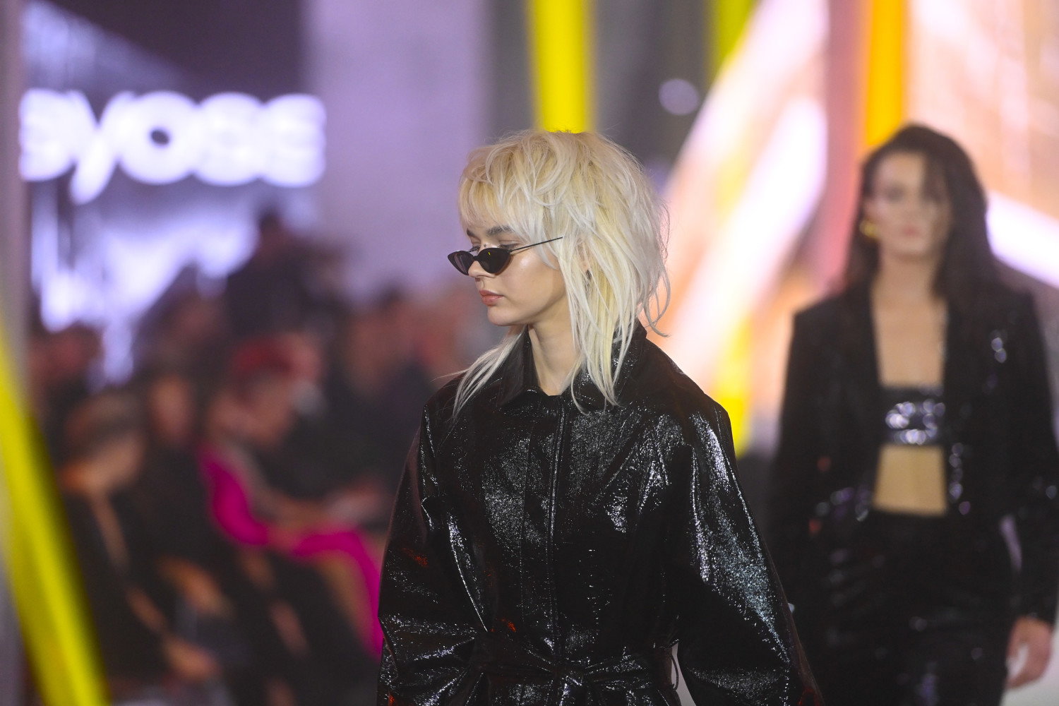 Fryzura modelki podczas pokazu mody na Party Fashion Night