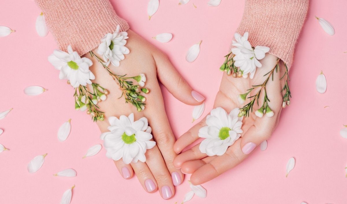 dried flower nails - zdobienie paznokci suszonymi kwiatkami