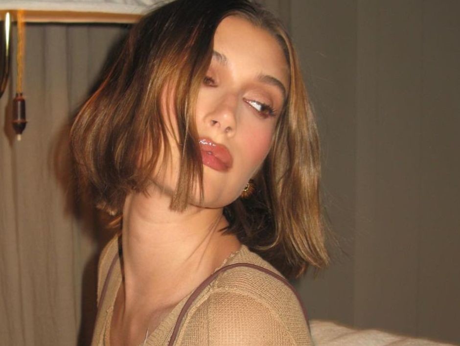 Błyszczący manicure na lato w stylu Hailey Bieber