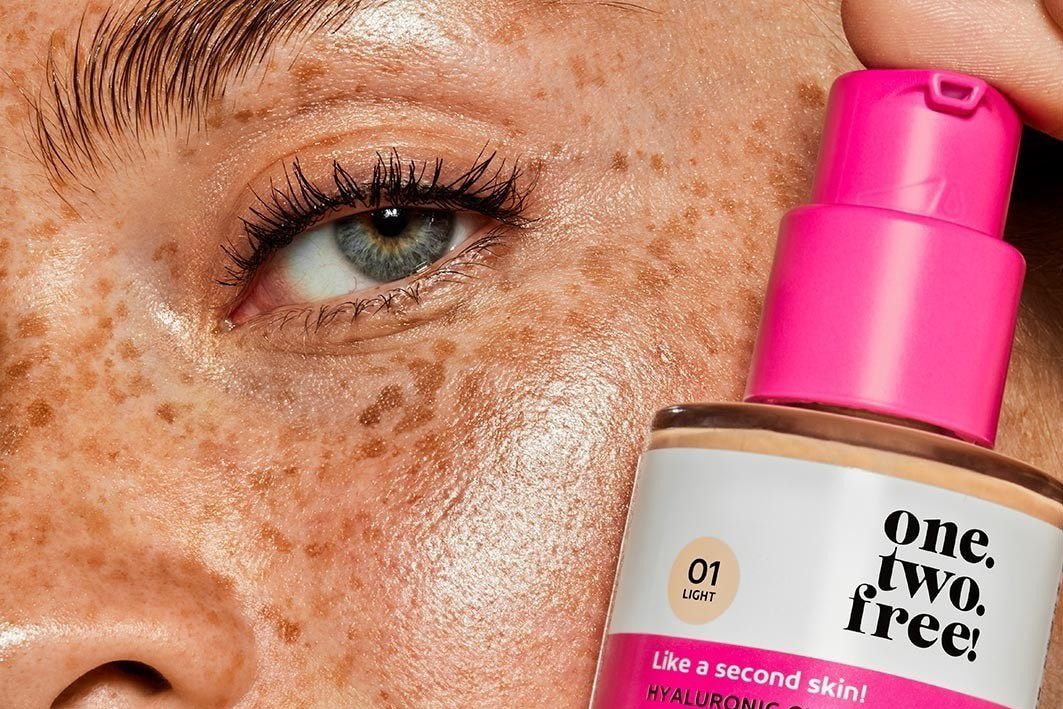 krem BB -lekki podkład kryjący - One, Two, Free Hyaluronic Glow BB Fluid