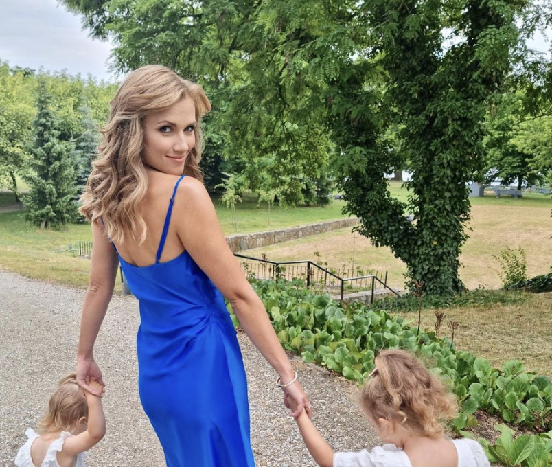Agnieszka Kaczorowska w modnych klapkach na obcasie z Zary