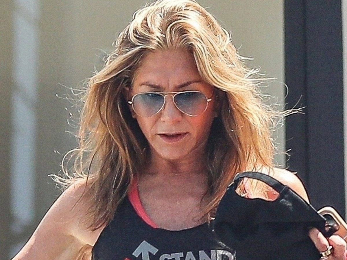 Jennifer Aniston wychodzi ze studia jogi