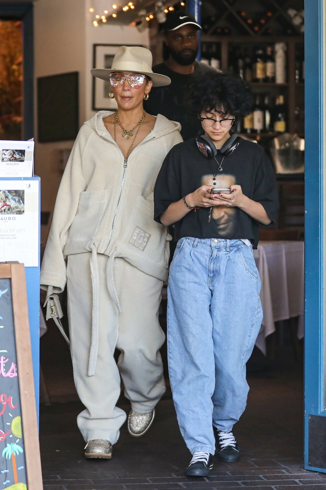 Jennifer Lopez z córką Emme w restauracji