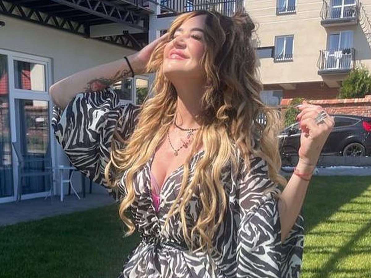 Agnieszka Kotońska w neonowych klapkach