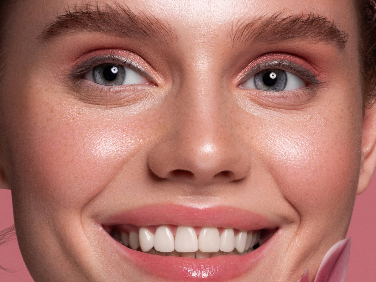 To różowe serum z "witaminą młodości" i ceramidami daje "supple skin effect". Skóra jest zdrowa i jędrna jak niemowlęca po pierwszym użcyiu