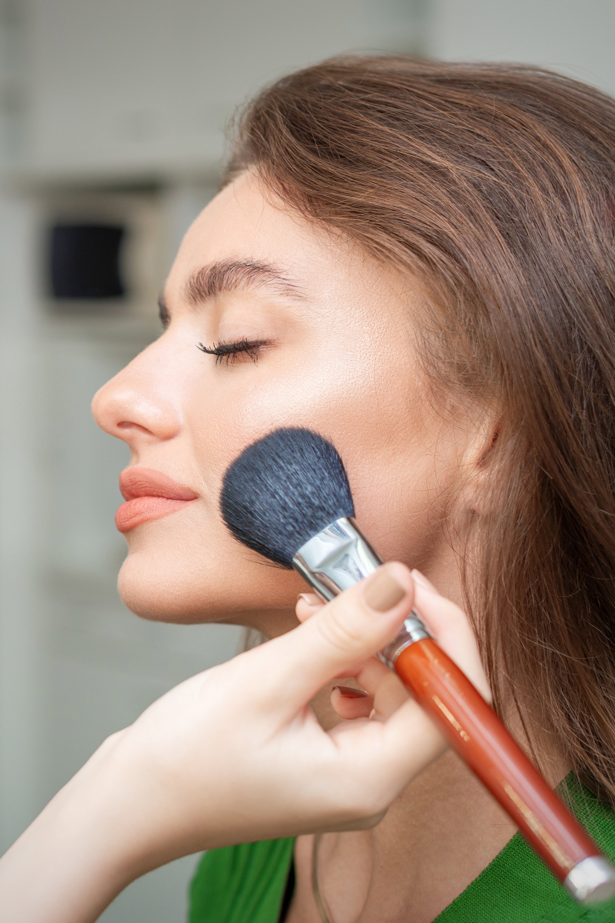 Aksamitny bronzer modelujący twarz