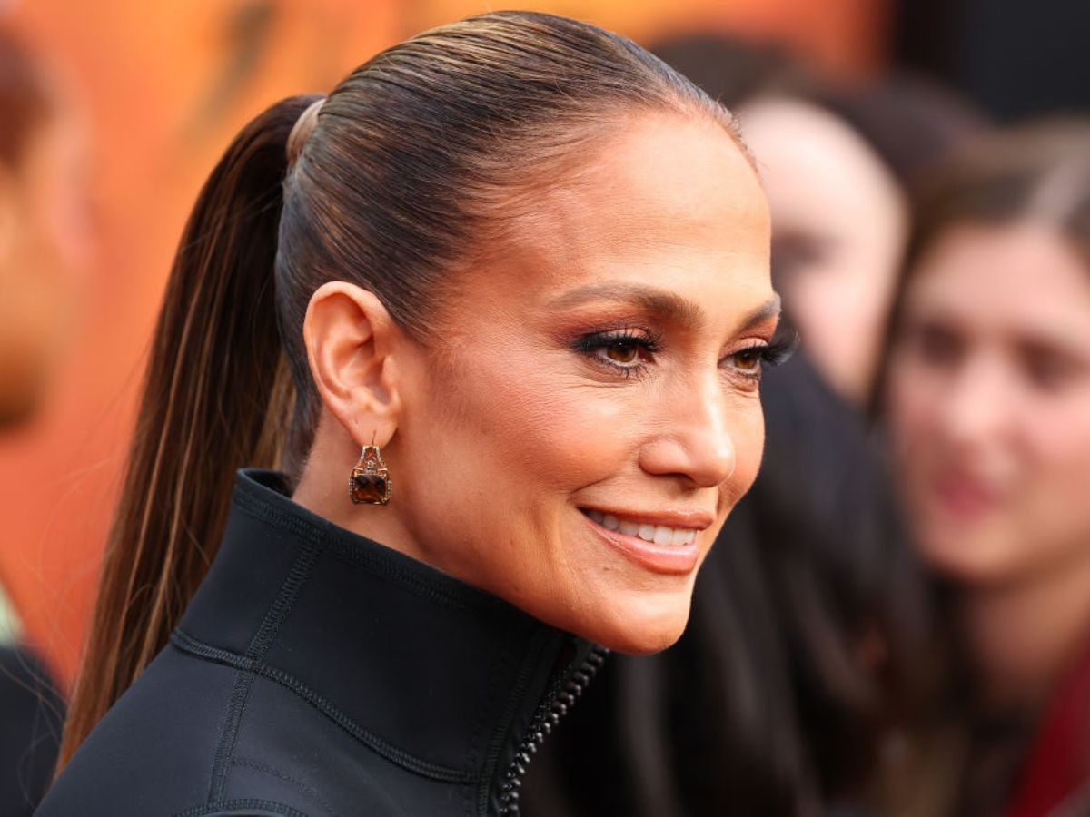 Jennifer Lopez od lat nosi doczepy! Tak wyglądają jej naturalne włosy 