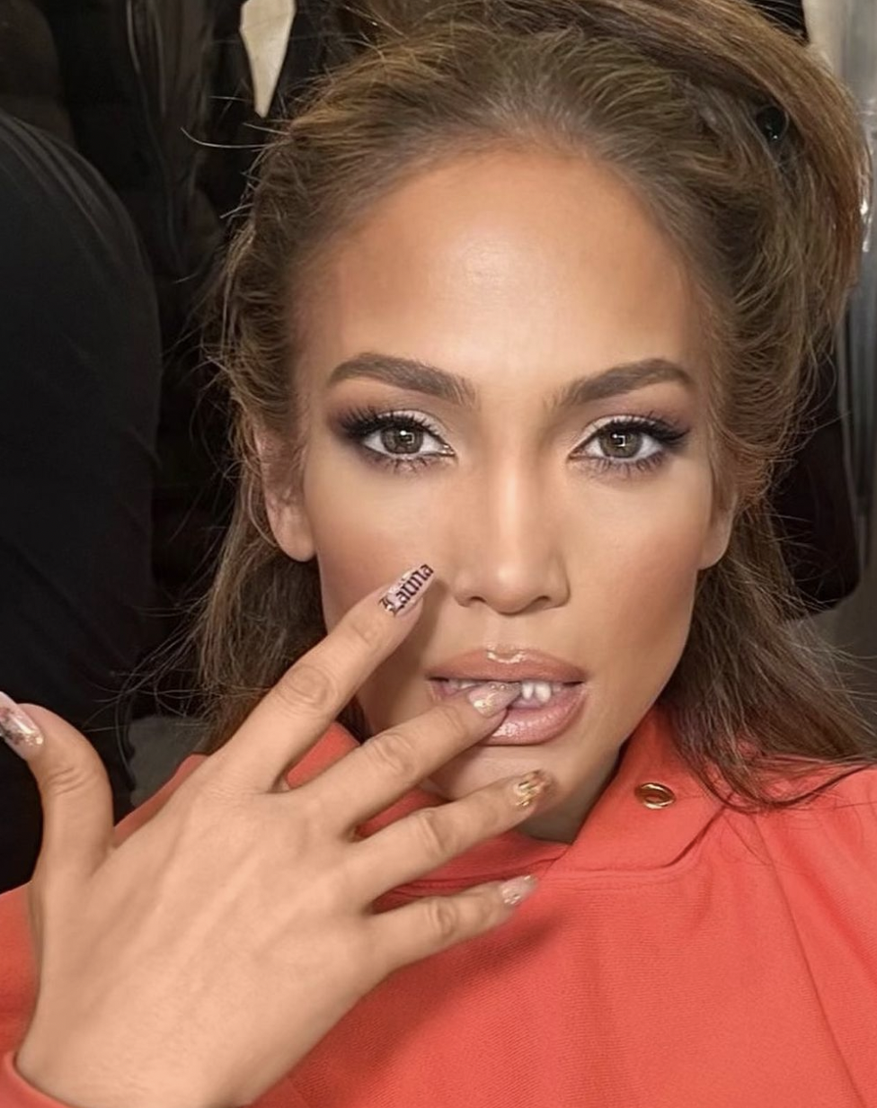 modne paznokcie Jennifer Lopez na jesień 2023