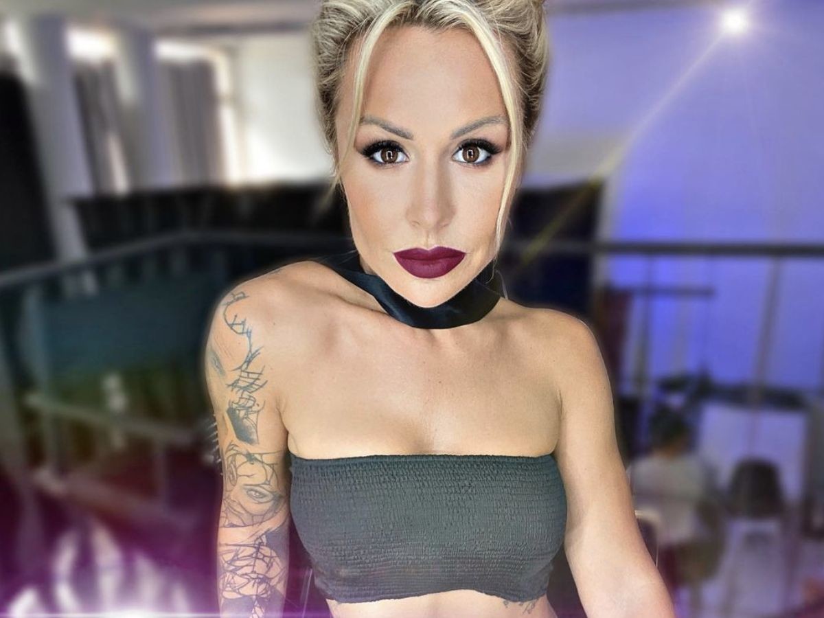 Blanka Lipińska poleca wygładzający puder, który "działa jak filtr fotogeniczny".