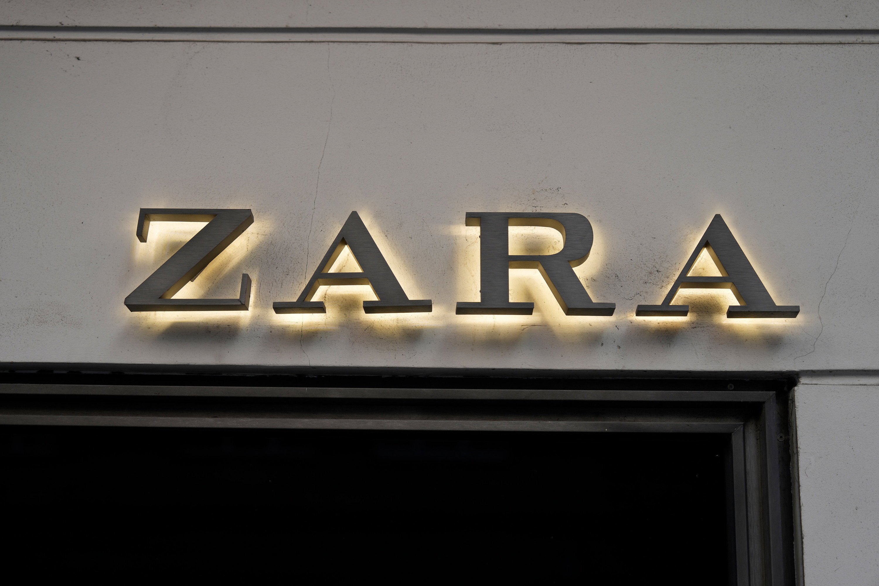 Modne spodnie na jesień - Marine jeans z Zary