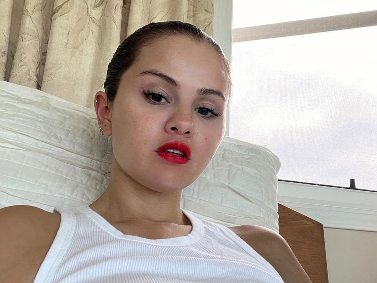 Białe mokasyny Seleny Gomez