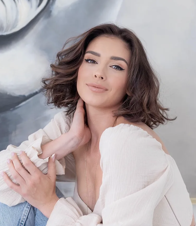 Klaudia Halejcio w modnej bluzce na wiosnę i lato 2022