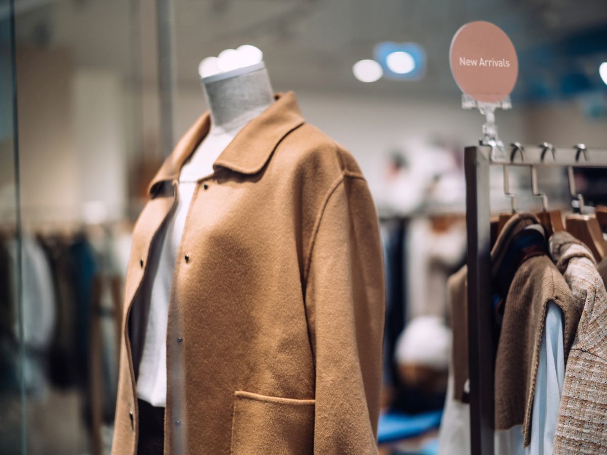 Beżowy trencz na jesień 2023 à la Burberry