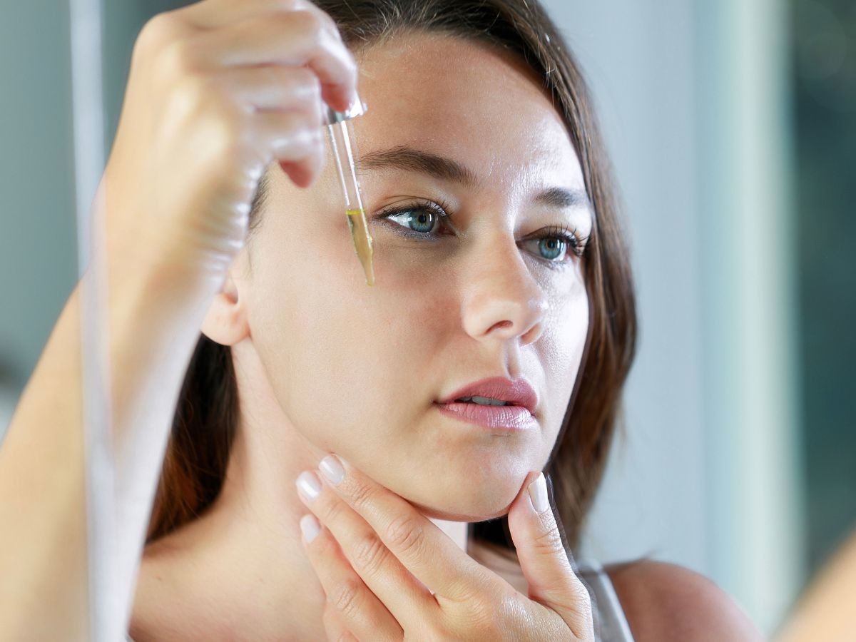 Nawilżająco-ochronny krem do twarzy SPF 50 Eveline Cosmetics (80)
